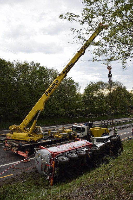 VU Gefahrgut LKW umgestuerzt A 4 Rich Koeln Hoehe AS Gummersbach P326.JPG - Miklos Laubert